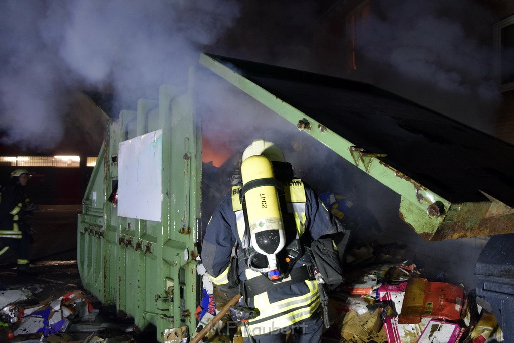 Feuer Papp Presscontainer Koeln Hoehenberg Bochumerstr P313.JPG - Miklos Laubert